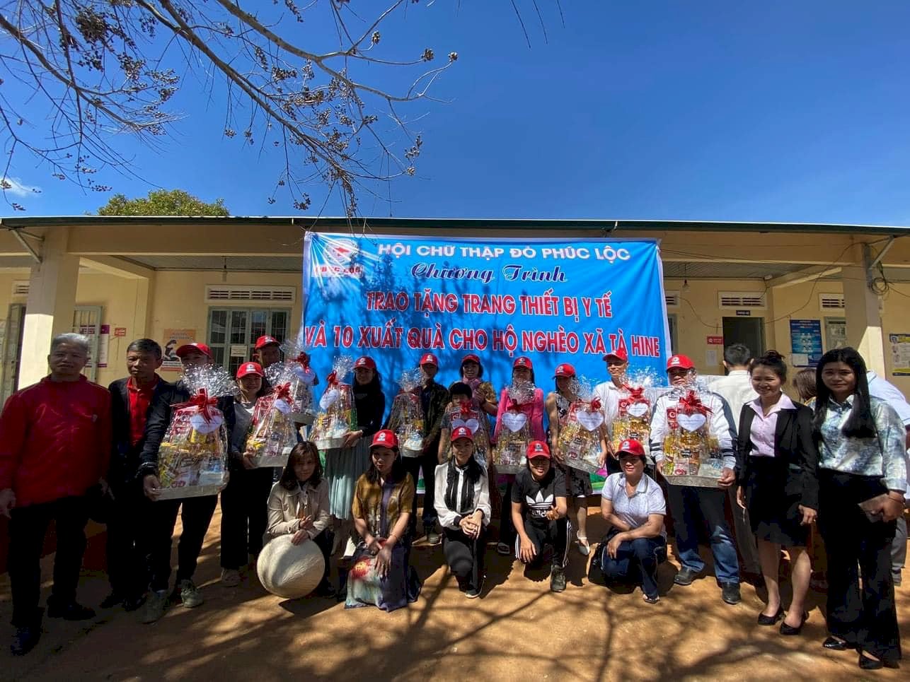 Hội chữ thập đỏ Phúc Lộc tặng thiết bị y tế và viếng thập tự đầu năm tại Lâm Đồng