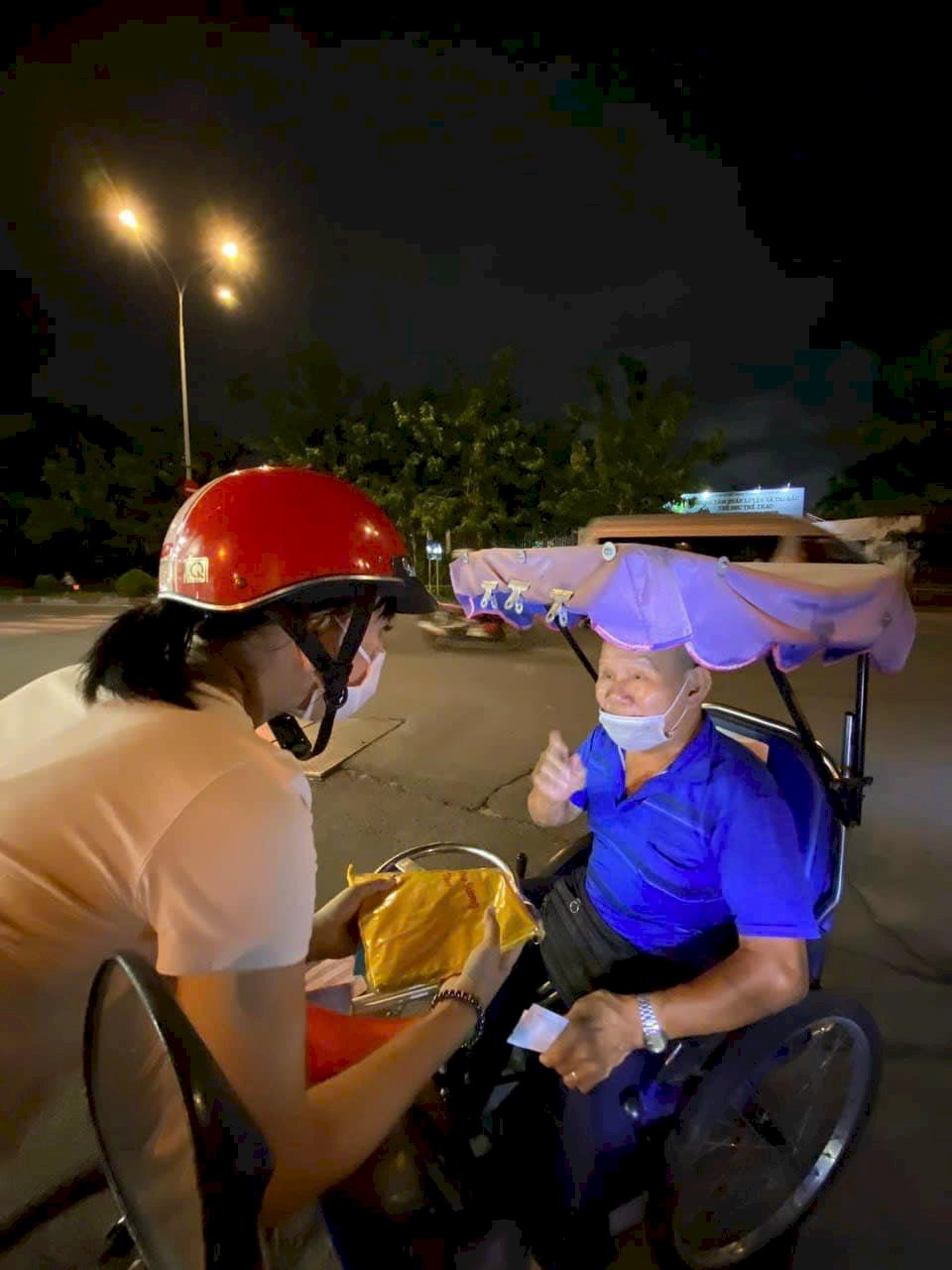 Hoa hậu Võ Thu Sương - Chủ tịch Hội Chữ Thập đỏ Phúc Lộc, Đại sứ Nhân ái 2023 đã tài trợ tặng 1500 phần quà đặc biệt cho người nghèo mưu sinh.