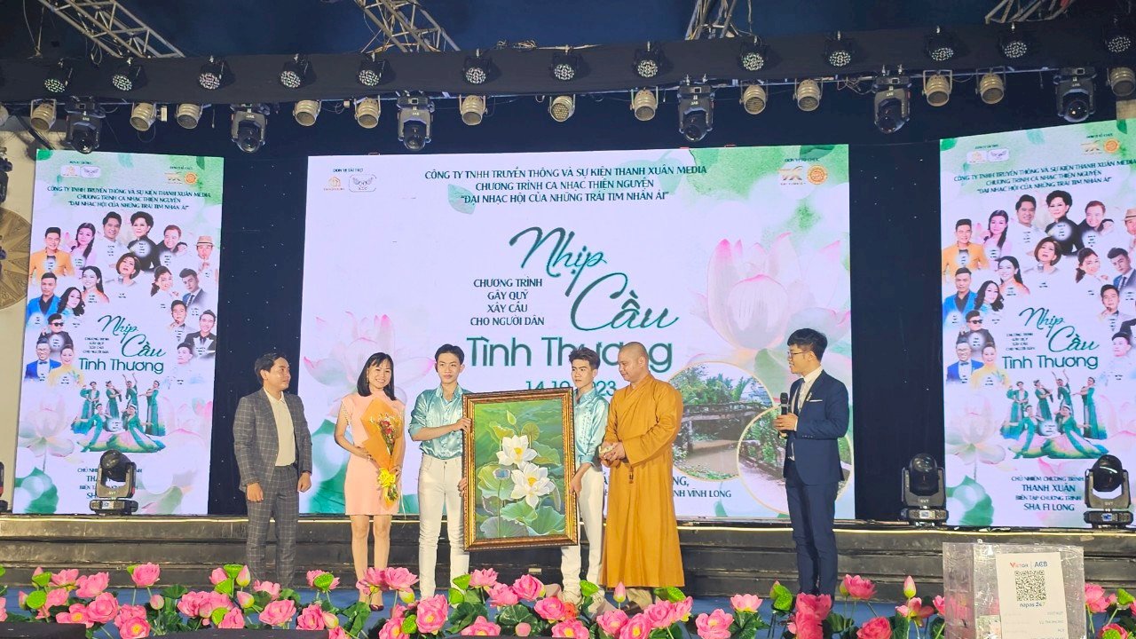  Chủ tịch Hội chữ thập đỏ Phúc Lộc  Võ Thu Sương chốt đấu giá thành công tranh Hoa sen Xây Cầu Từ Thiện Bang Chang Vĩnh Long