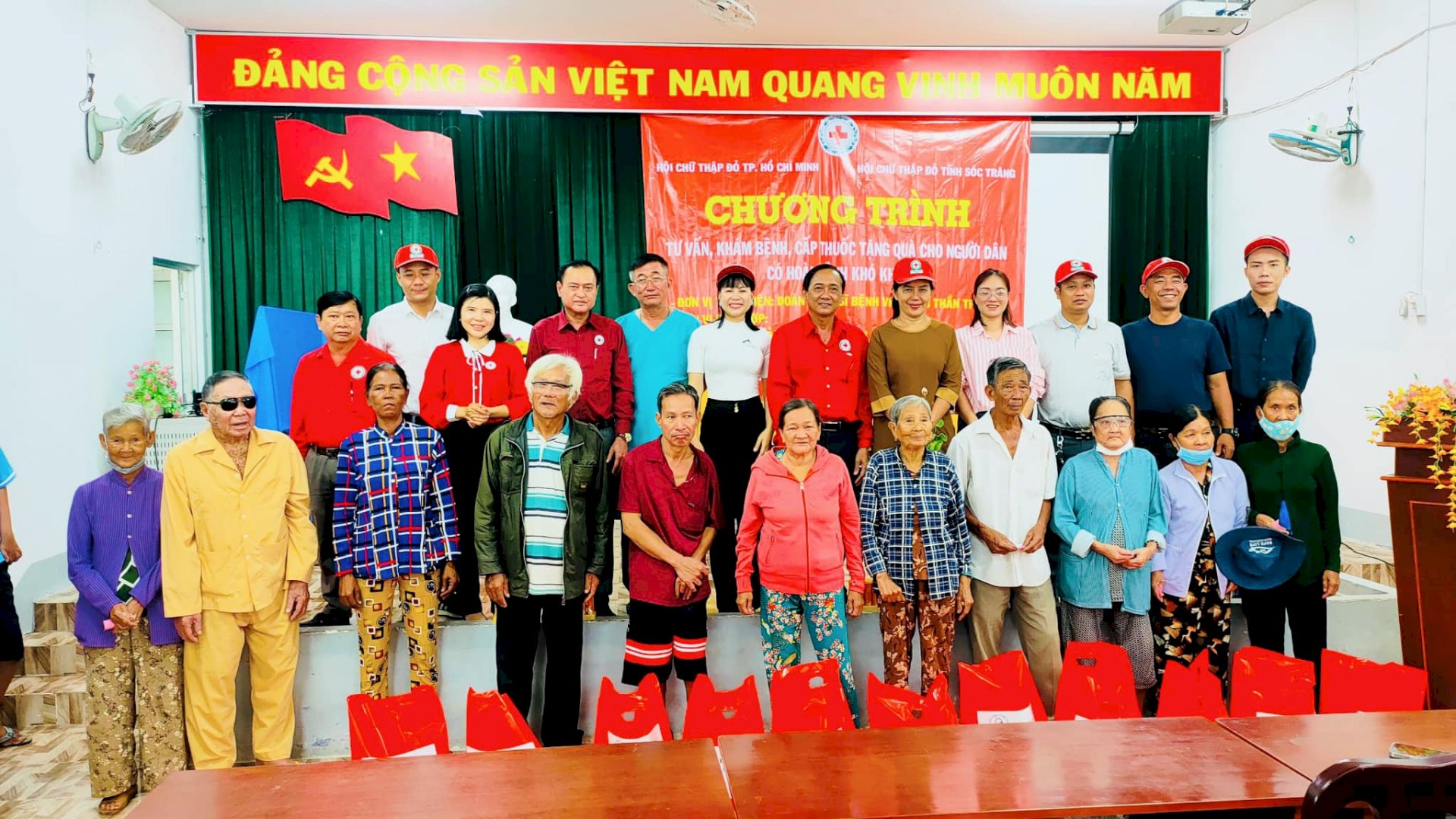 Hội Chữ thập đỏ Phúc Lộc tham gia chương trình Khám Bệnh &Tặng quà 300 người dân có hoàn cảnh khó khăn tỉnh Sóc Trăng 