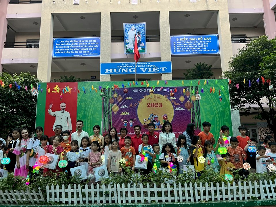 Hội Chữ Thập Đỏ Phúc Lộc trao tặng 400 phần quà trung thu cho trẻ em quận 11