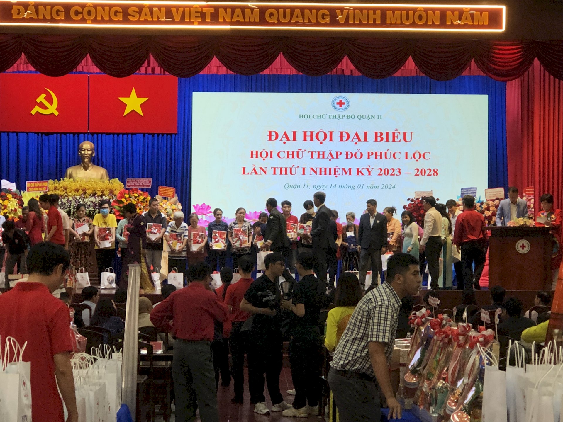 Hội Chữ thập đỏ Phúc Lộc trao tặng 80 phần quà Tết Xuân Yêu Thương 2024 trị giá gần 100 triệu đồng cho bà con nghèo khó khăn quận 11