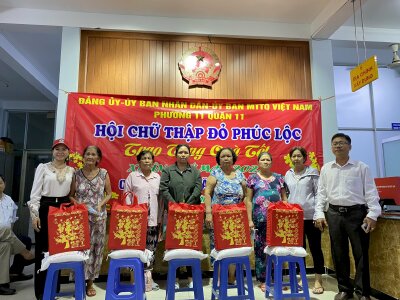 Hội Chữ Thập Đỏ Phúc Lộc, UBND Phường 3,8,11  Quận 11 tặng quà Tết nhân ái lan tỏa yêu thương  Xuân Quý Mão cho bà con.