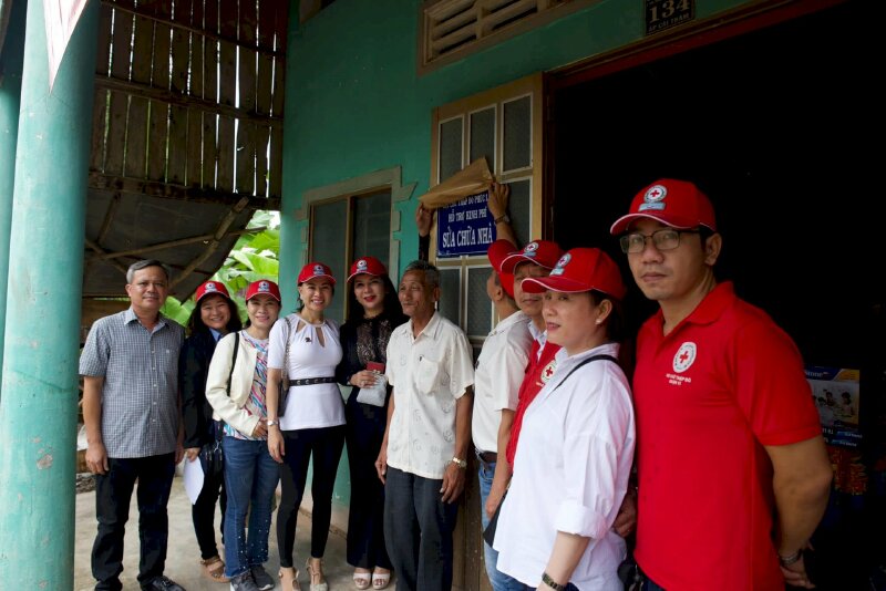 Hội chữ thập đỏ Phúc Lộc từ thiện Mái Ấm Tình Thương nhà chú Út Sáng và tặng quà gia đình khó khăn Long An 