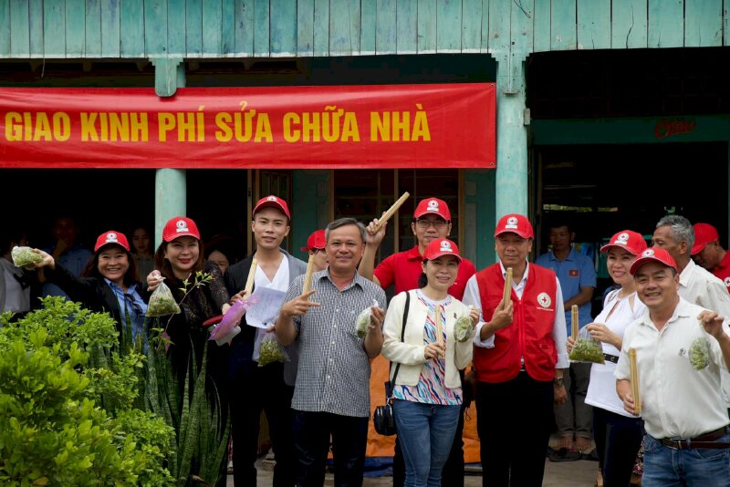 Hội chữ thập đỏ Phúc Lộc từ thiện Mái Ấm Tình Thương nhà chú Út Sáng và tặng quà gia đình khó khăn Long An 