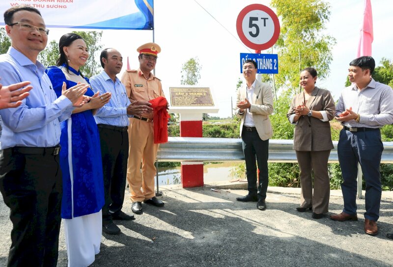 Báo cáo ủng hộ Cây cầu 20  3/2 Long An cùng báo Thanh Niên của Hoa Hậu Thu Sương và nhóm Phúc Lộc (chương trình 10)