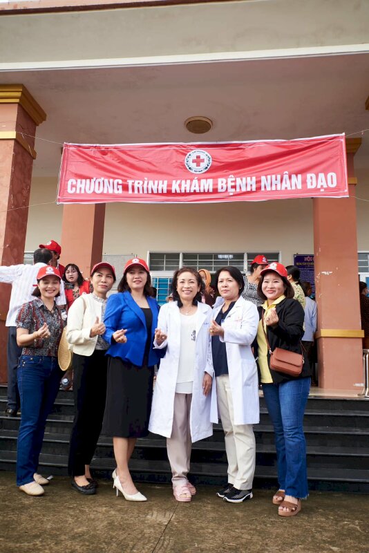 Tri ân mạnh thường quân kết duyên đồng hành với Hội Chữ Thập đỏ Phúc Lộc trong chuyến trao quà khám phát thuốc miễn phí tại Tiền Giang  