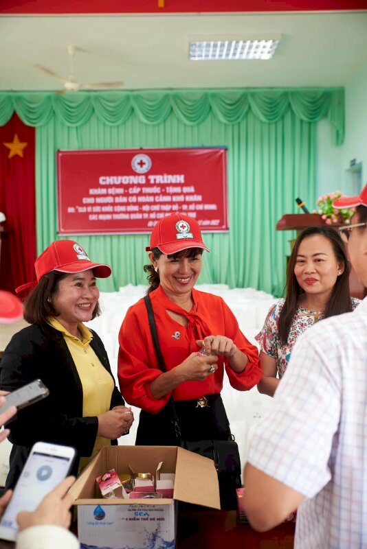 Tri ân mạnh thường quân kết duyên đồng hành với Hội Chữ Thập đỏ Phúc Lộc trong chuyến trao quà khám phát thuốc miễn phí tại Tiền Giang  