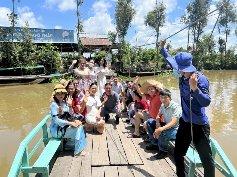 Giúp em đến trường  nhóm từ thiện  Phúc Lộc  phát quà cho Học sinh hiếu học tại Mỹ Quý Tháp Mười 