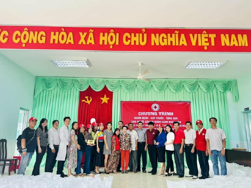 Hội Chữ Thập Đỏ Phúc Lộc kết hợp CLB” Vì sức khỏe cộng đồng”- Hội chữ thập đỏ TPHCM trao trao 300 phần quà và khám xét nghiệm , phát thuốc cho Gò Công Đông