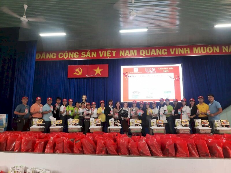 Hội chữ thập đỏ Phúc Lộc tặng học bổng và 250 phần quà têt cùng máy nông nghiệp cho bà con An Phú Củ Chi 