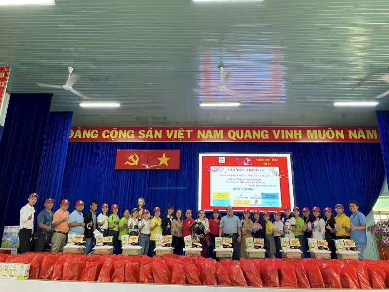 Hội chữ thập đỏ Phúc Lộc tặng học bổng và 250 phần quà têt cùng máy nông nghiệp cho bà con An Phú Củ Chi 