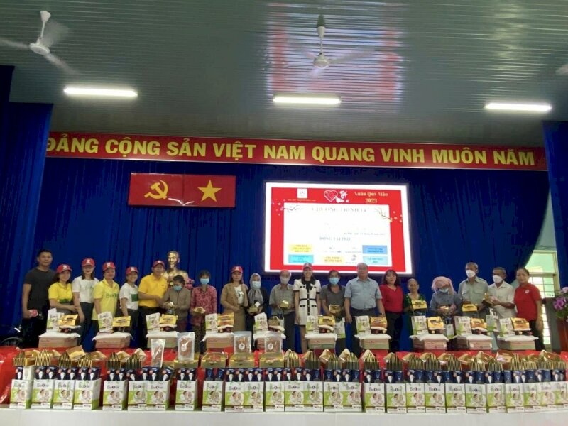 Hội chữ thập đỏ Phúc Lộc tặng học bổng và 250 phần quà têt cùng máy nông nghiệp cho bà con An Phú Củ Chi 