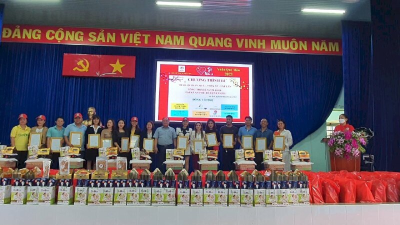 Hội chữ thập đỏ Phúc Lộc tặng học bổng và 250 phần quà têt cùng máy nông nghiệp cho bà con An Phú Củ Chi 