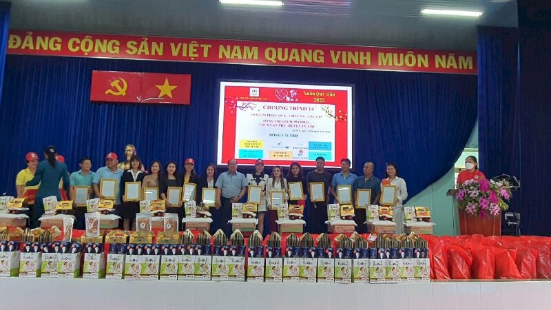 Hội chữ thập đỏ Phúc Lộc tặng học bổng và 250 phần quà têt cùng máy nông nghiệp cho bà con An Phú Củ Chi 