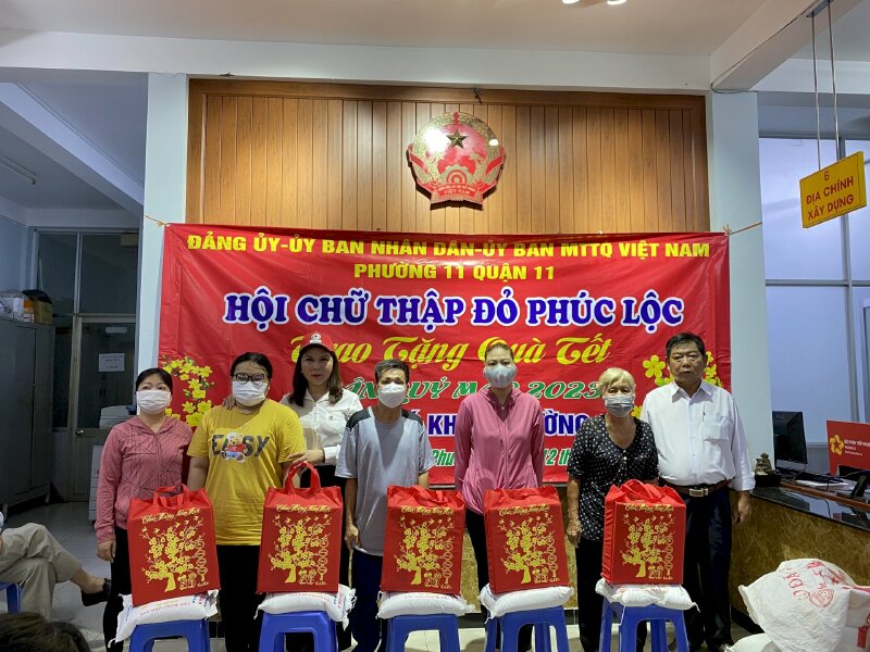 Hội Chữ Thập Đỏ Phúc Lộc  tặng quà Tết Xuân Quý Mão cho bà con quận 11