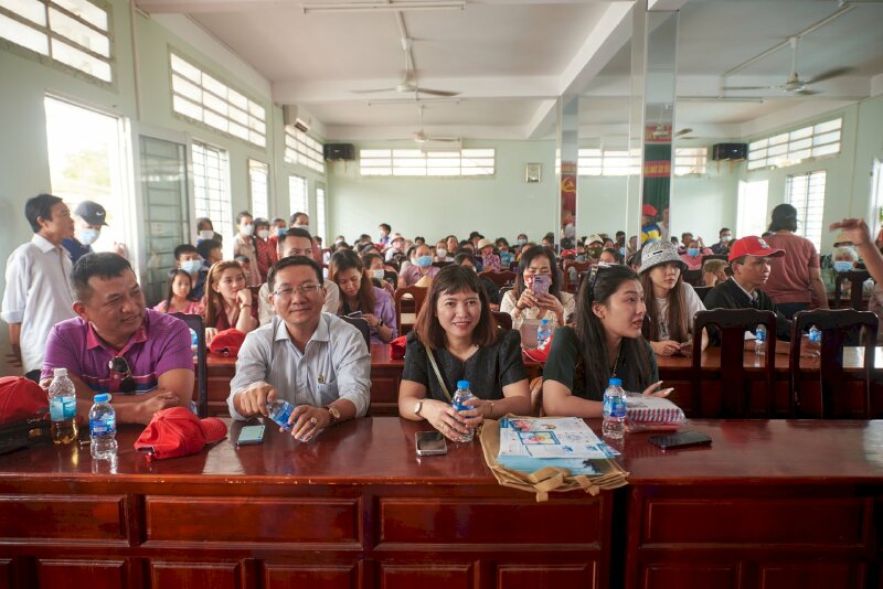 Hội chữ thập đỏ  Phúc Lộc thăm và tặng quà Tết hơn 75 triệu đồng cho bà con xã Tân Lập Long An 