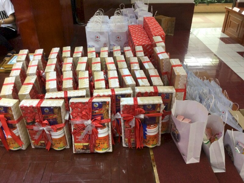 Xuân Yêu Thương Phúc Lộc tặng quà Tết cho bà con nghèo quận 11 từ các nhà hảo tâm của Hội chữ Thập đỏ Phúc Lộc 