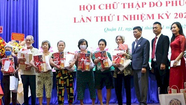Ban tổ chức trao quà Tết Nhân ái tặng các hộ gia đình
